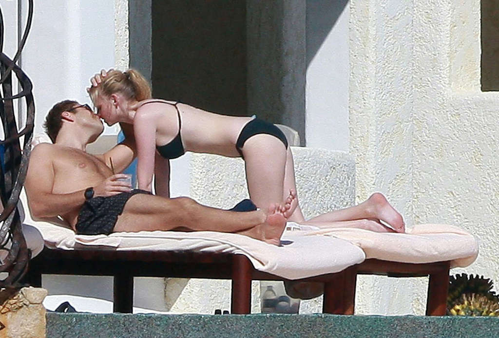 Lara stone s'amusant en bikini sur un yacht et montrant ses jolis seins
 #75339105