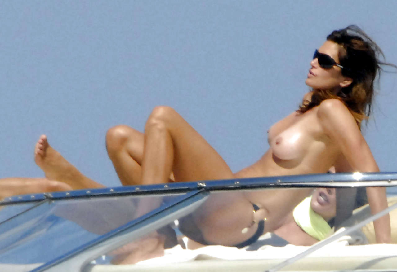 Cindy Crawford mostrando le sue belle grandi tette sullo yacht e foto paparazzi upskirt
 #75300159