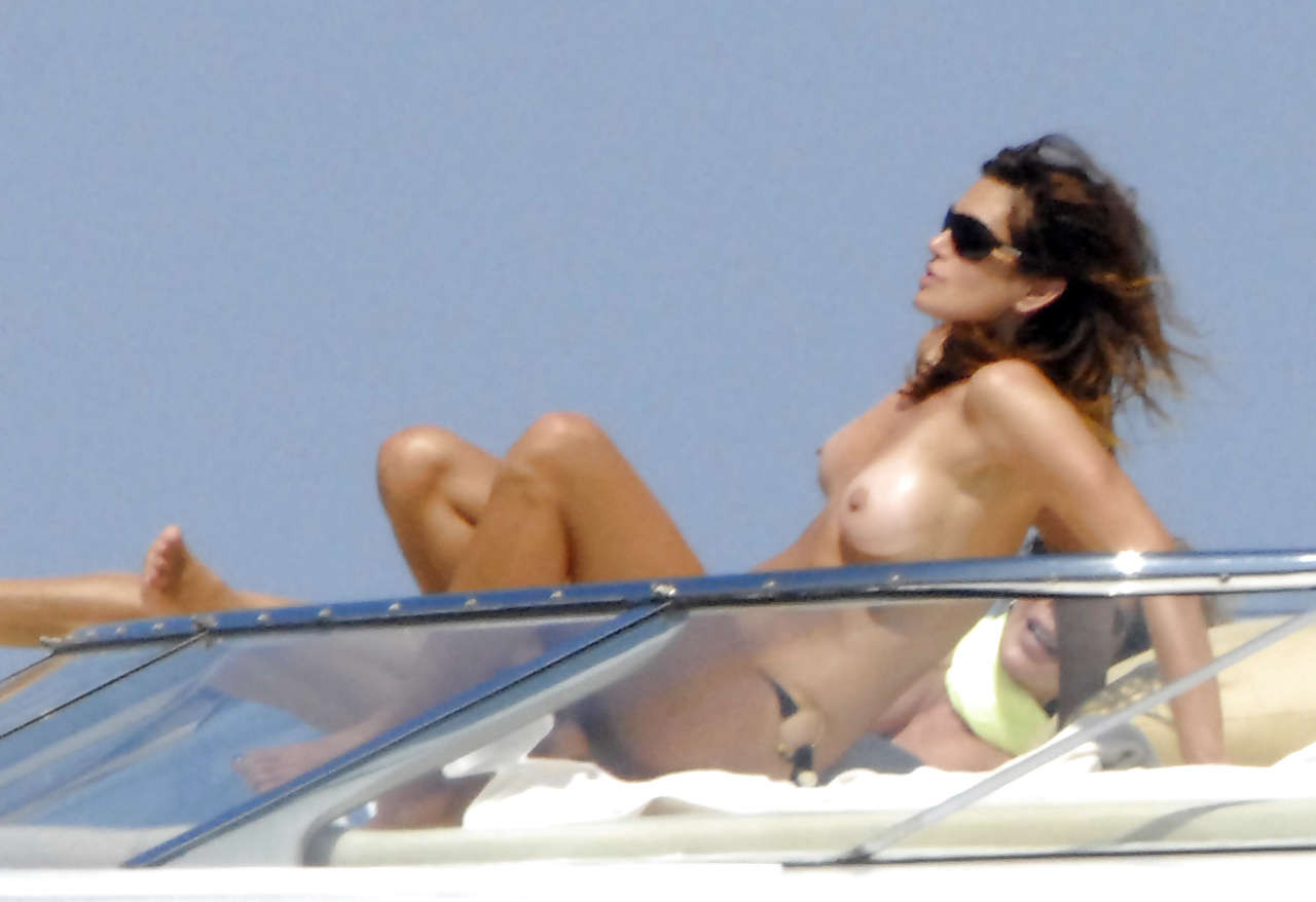 シンディ・クロフォード、ヨットの上で巨乳を見せてスカートをめくるパパラッチ写真
 #75300163