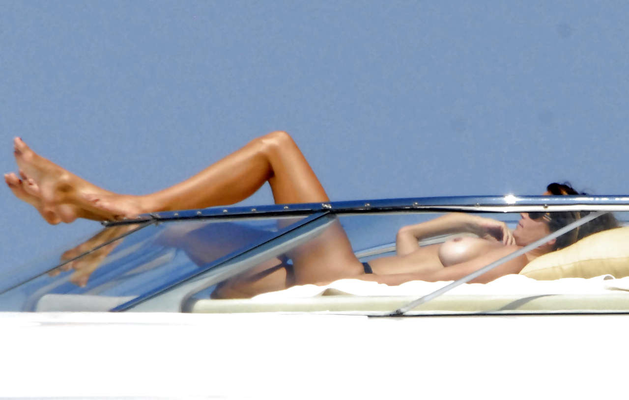 Cindy Crawford mostrando le sue belle grandi tette sullo yacht e foto paparazzi upskirt
 #75300167