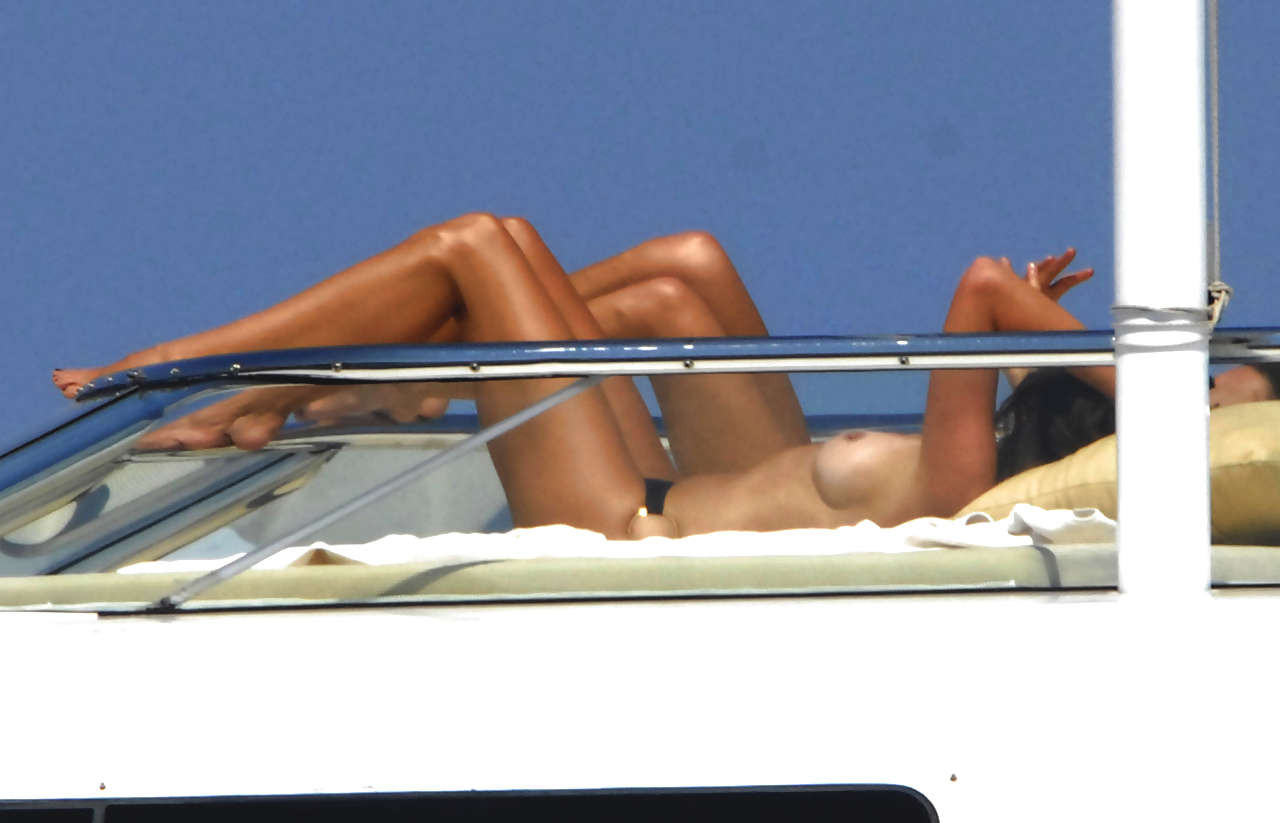 Cindy Crawford mostrando le sue belle grandi tette sullo yacht e foto paparazzi upskirt
 #75300182