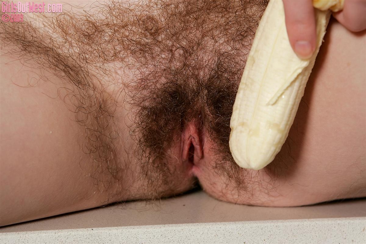 Natürliches haariges australisches Amateur-Babe spielt mit einer Banane #77303409
