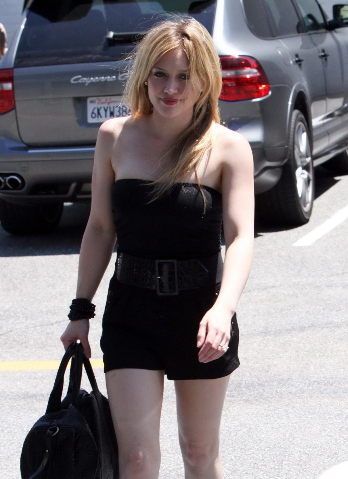 Hilary Duff langbeinig im kleinen Schwarzen in Beverly Hills unterwegs
 #75340916