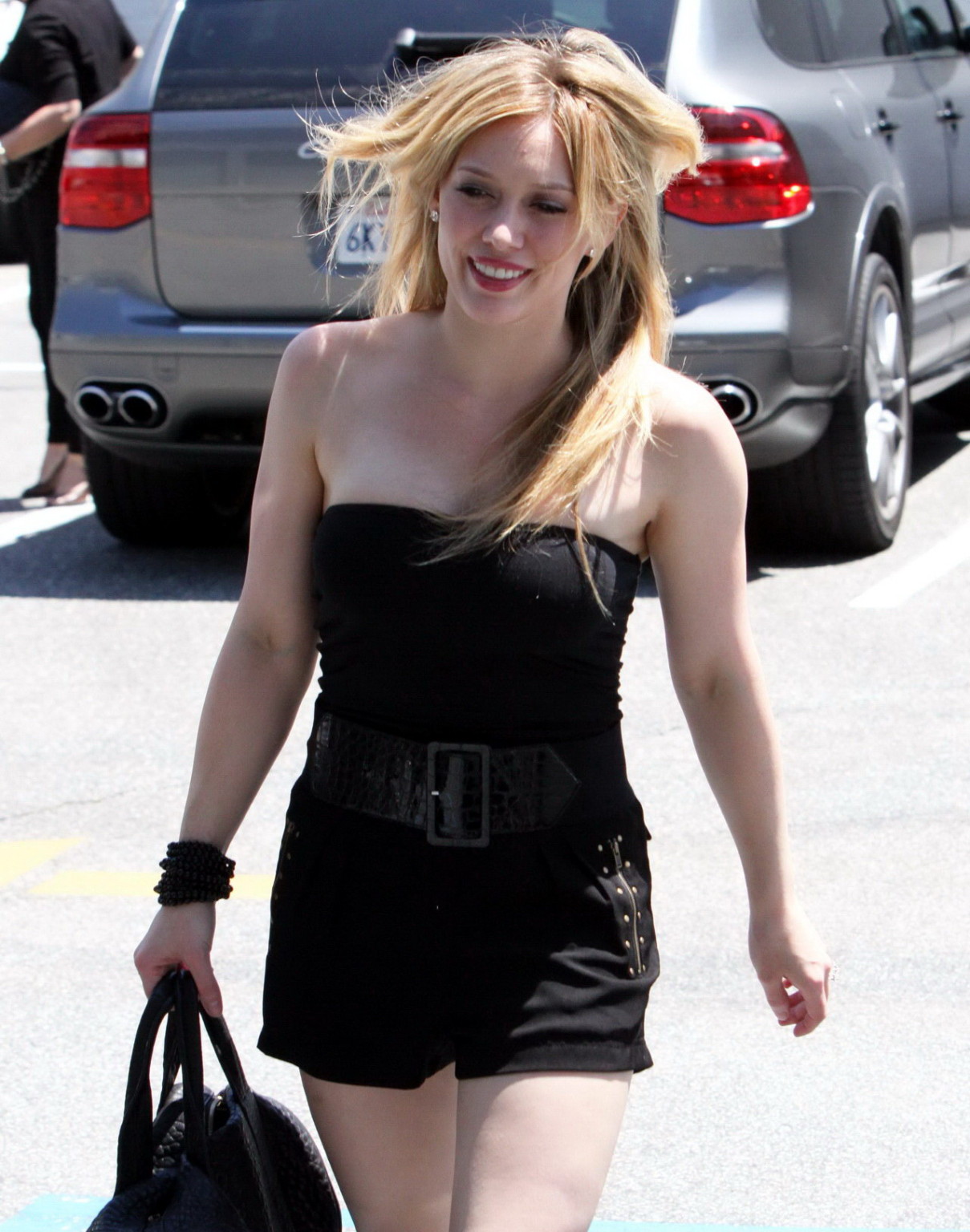 Hilary Duff langbeinig im kleinen Schwarzen in Beverly Hills unterwegs
 #75340923