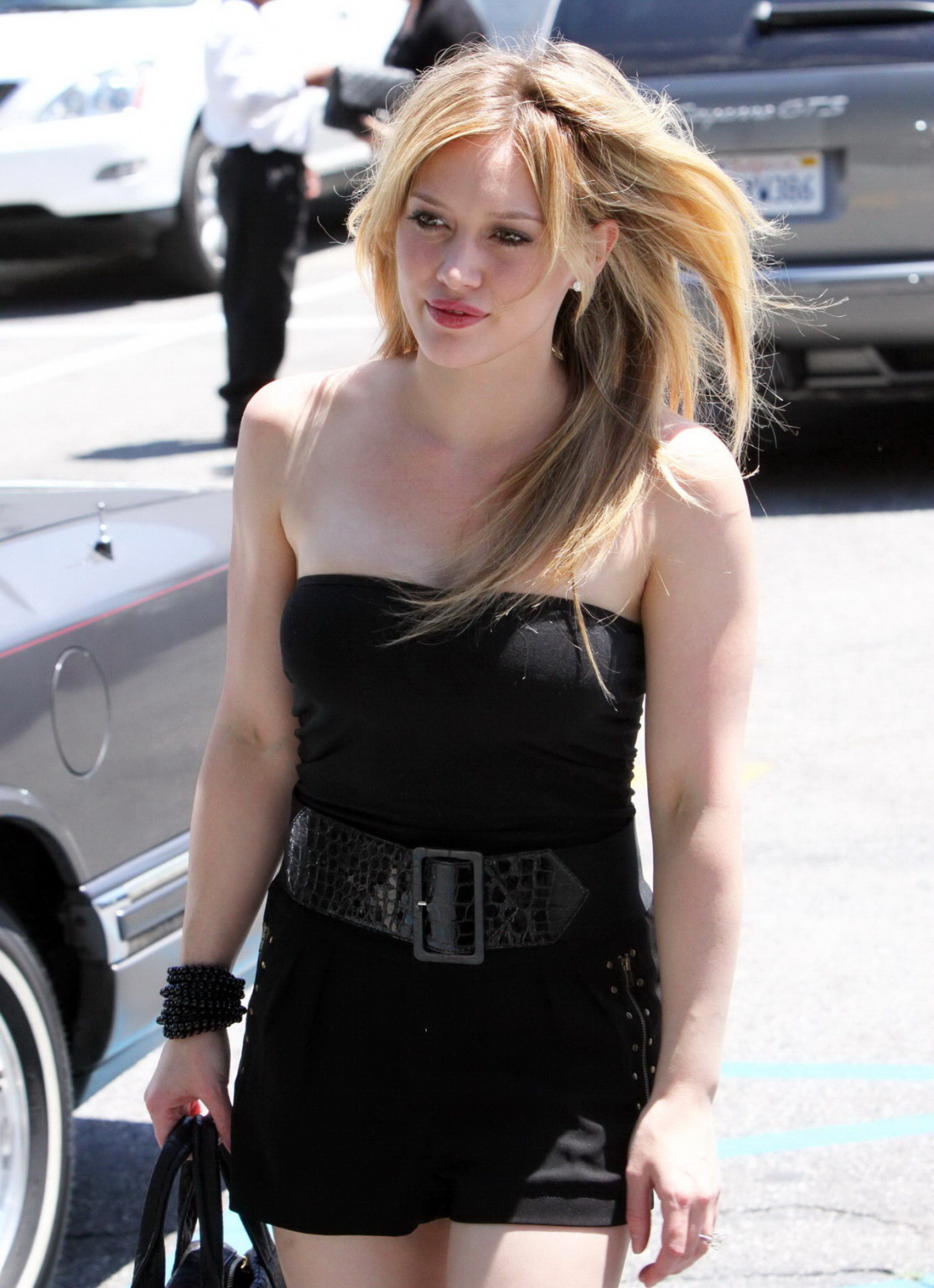 Hilary Duff langbeinig im kleinen Schwarzen in Beverly Hills unterwegs
 #75340942