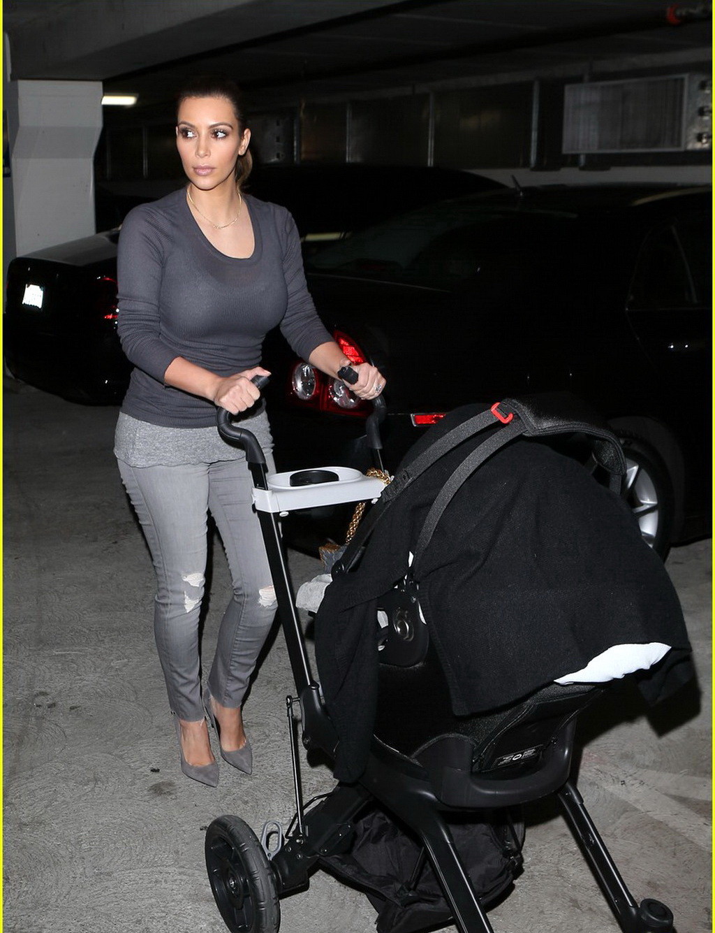 Kim Kardashian vedere attraverso il reggiseno mentre fuori lo shopping
 #75210271