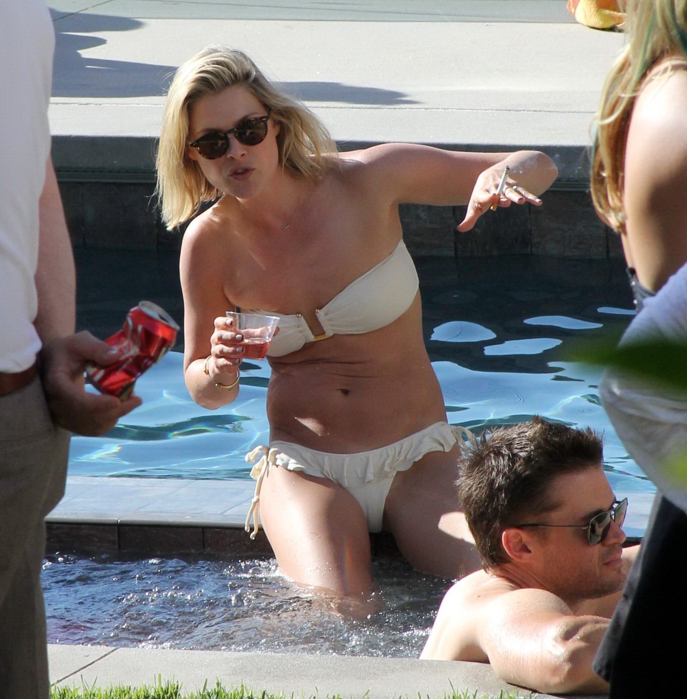 Ali larter en bikini montrant un cameltoe à la piscine de malibu
 #75261717