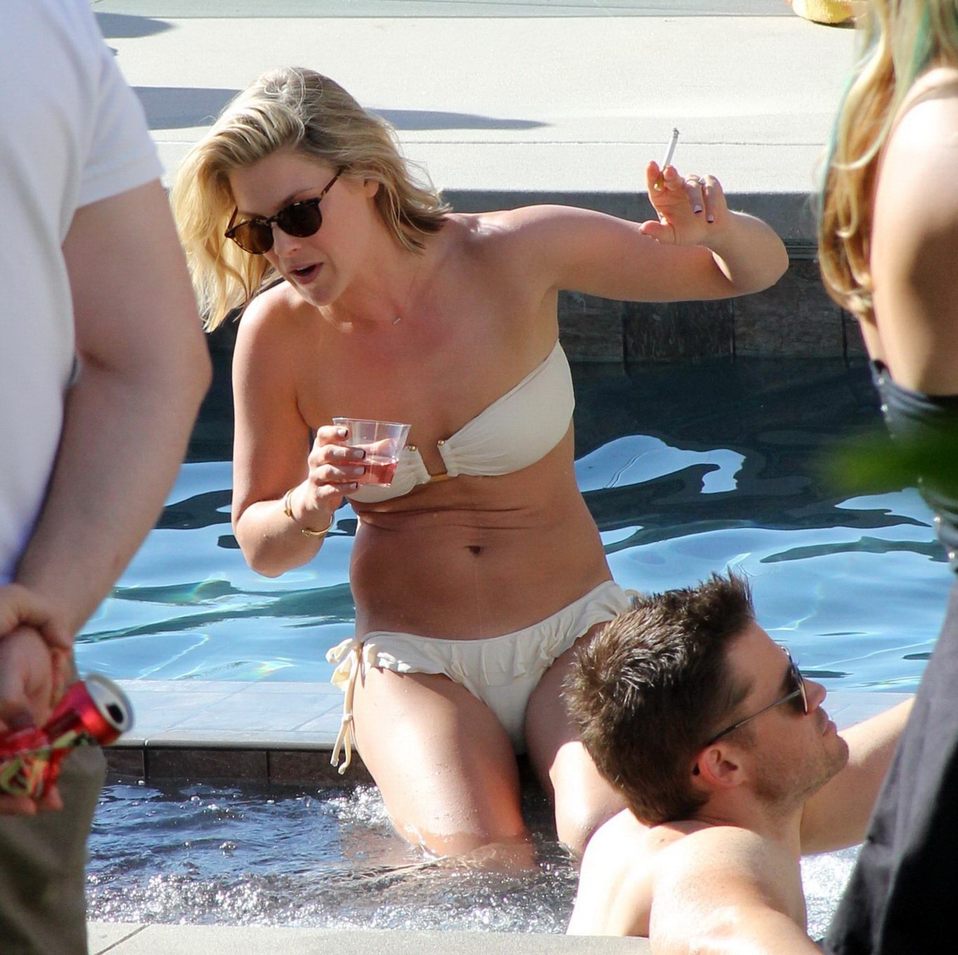 Ali Larter in bikini che mostra il cameltoe alla piscina di Malibu
 #75261719