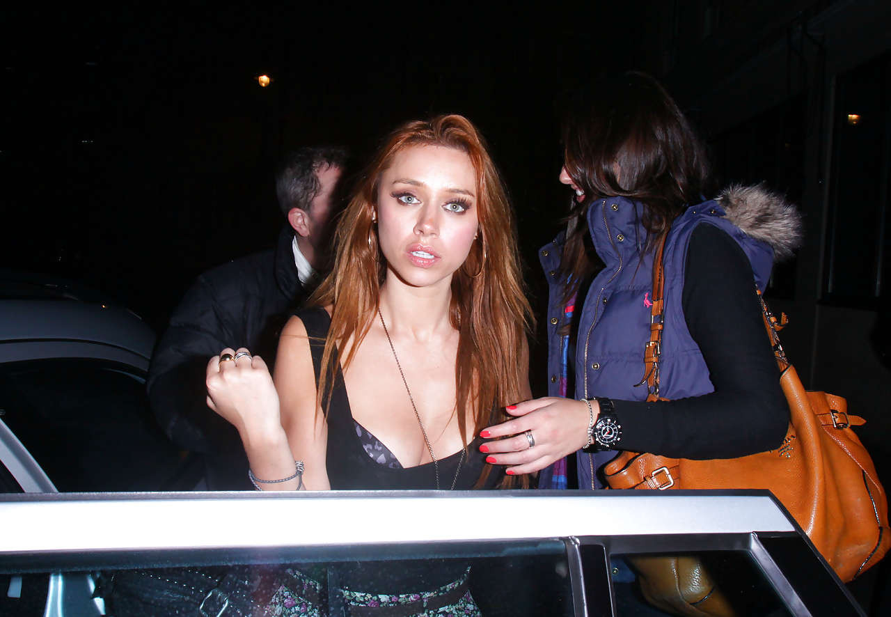 Una healy en jupe haute dans une voiture et en haut transparent photos paparazzi
 #75302091