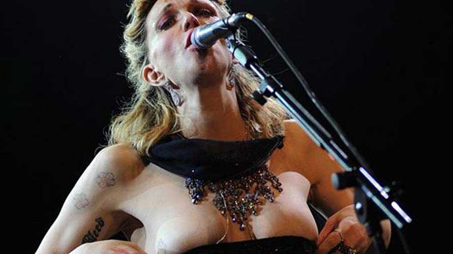 Courtney Love oben ohne auf der Bühne und posiert völlig nackt
 #75282201