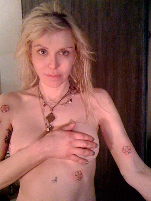 Courtney Love oben ohne auf der Bühne und posiert völlig nackt
 #75282241