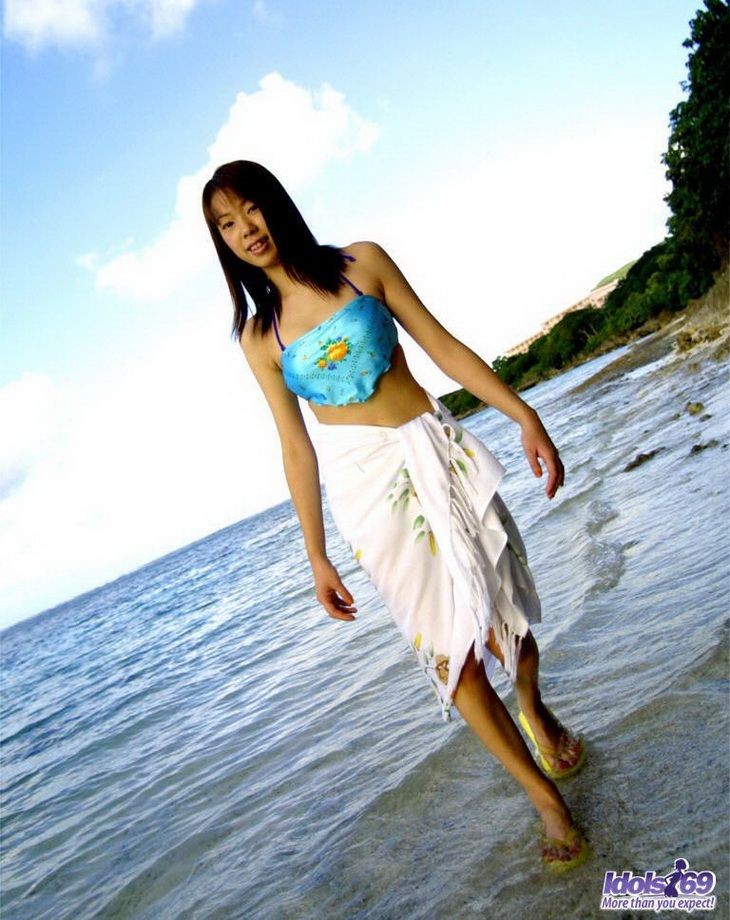 Japonaise de plage hikari pose en bikini montre seins
 #69781430