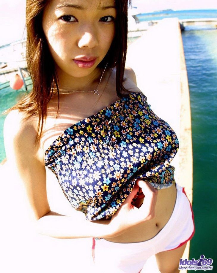 Japonaise de plage hikari pose en bikini montre seins
 #69781487