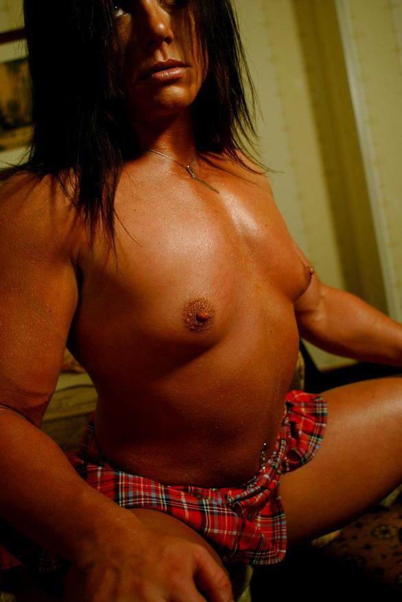 Une femme bodybuilder montre ses muscles
 #74664556