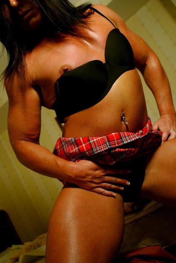 Une femme bodybuilder montre ses muscles
 #74664585
