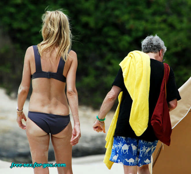 ユマ・サーマン、ビーチでビキニを着ておっぱいとお尻を見せるパパラッチ写真
 #75436796
