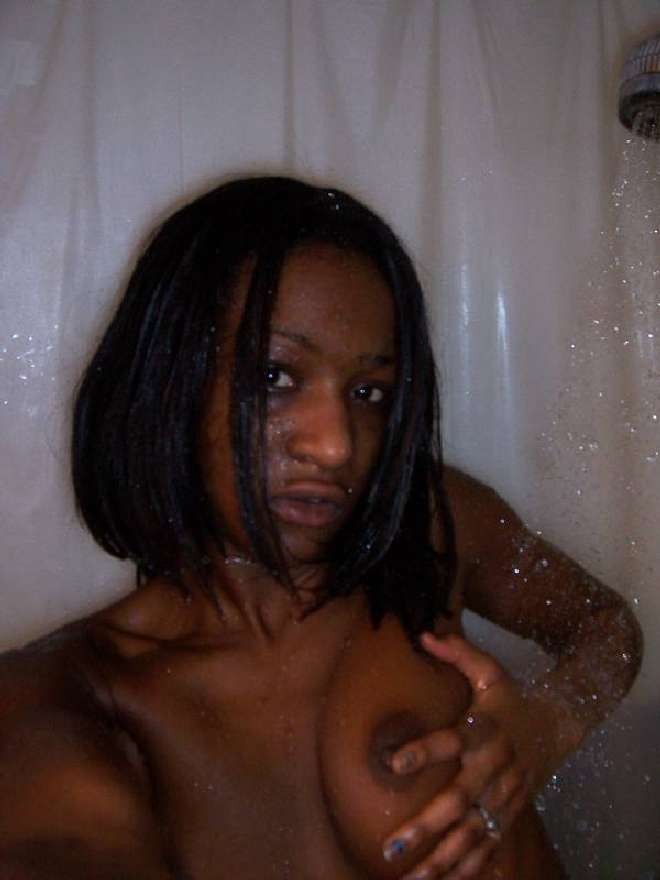Una ragazza nera arrapata che si fotografa nuda sotto la doccia
 #73352753