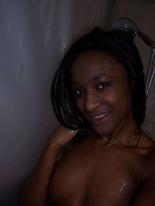 Geiles schwarzes Babe macht nackte Selfpics in der Dusche
 #73352829