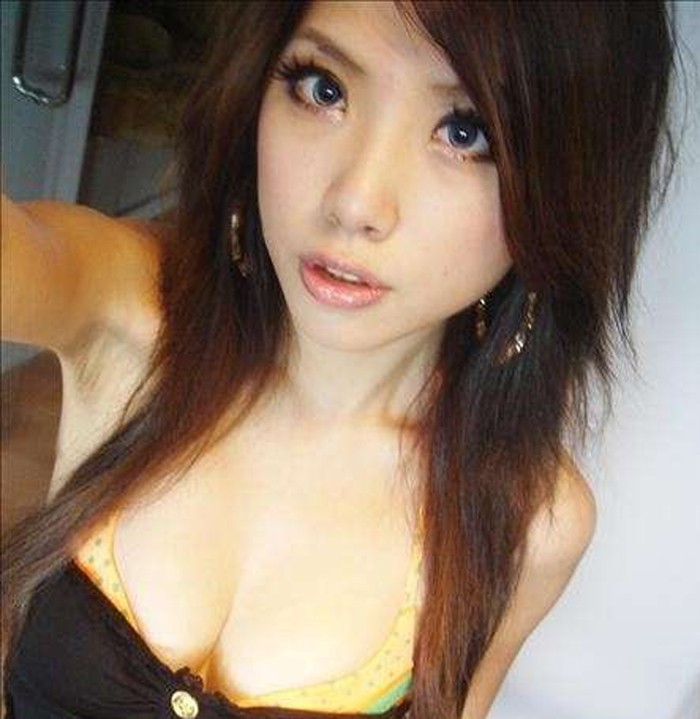 Naughty and hot selfpics taken by an amateur Asian chick #69899457