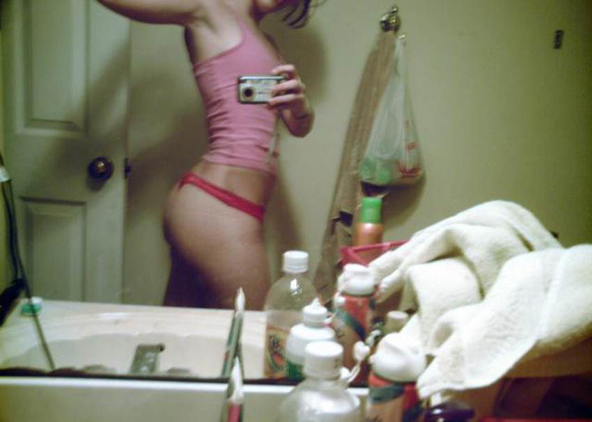 Preciosas chicas amateurs posando desnudas ante la cámara
 #77061901