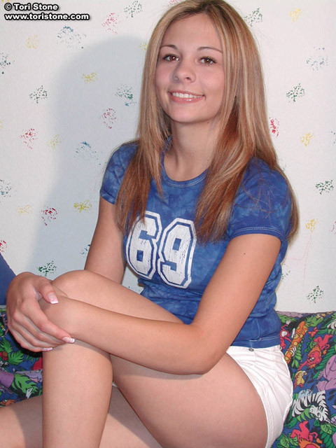 Heiße Blondine trägt alles in diesem Foto-Session, wie sie eine Pose schlägt.
 #67768055