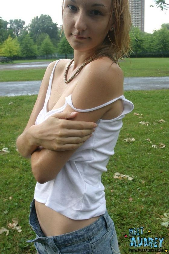 Süßes blondes Teenie mit natürlichen Titten hat Spaß draußen im Regen
 #78632701