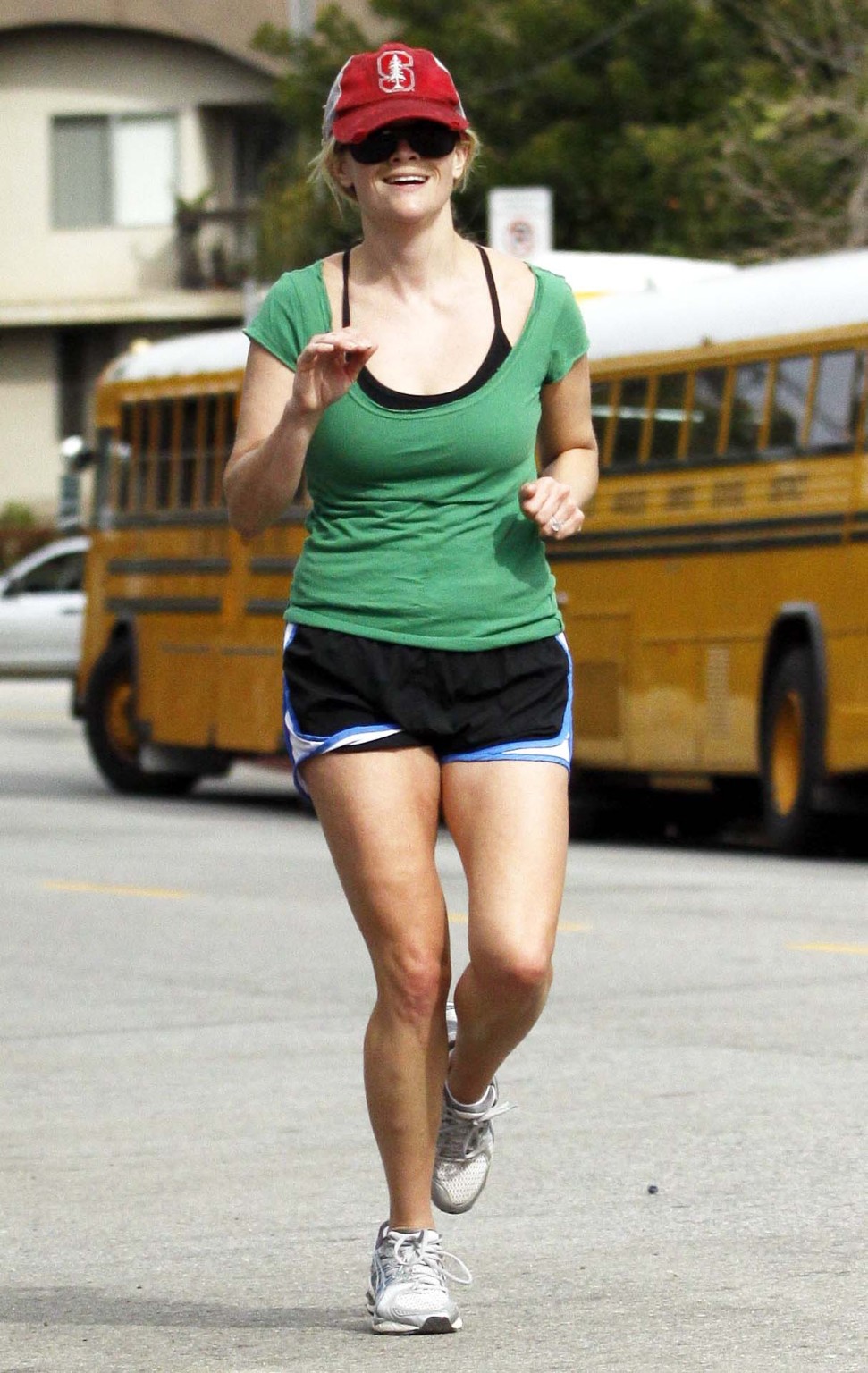 Reese Witherspoon con las piernas largas en pantalones cortos haciendo footing en brentwood
 #75312786
