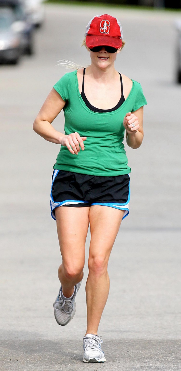 Reese Witherspoon langbeinig in Shorts beim Joggen in Brentwood
 #75312806