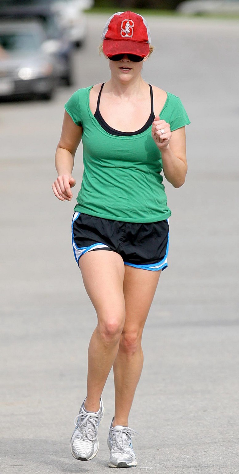 Reese Witherspoon langbeinig in Shorts beim Joggen in Brentwood
 #75312809