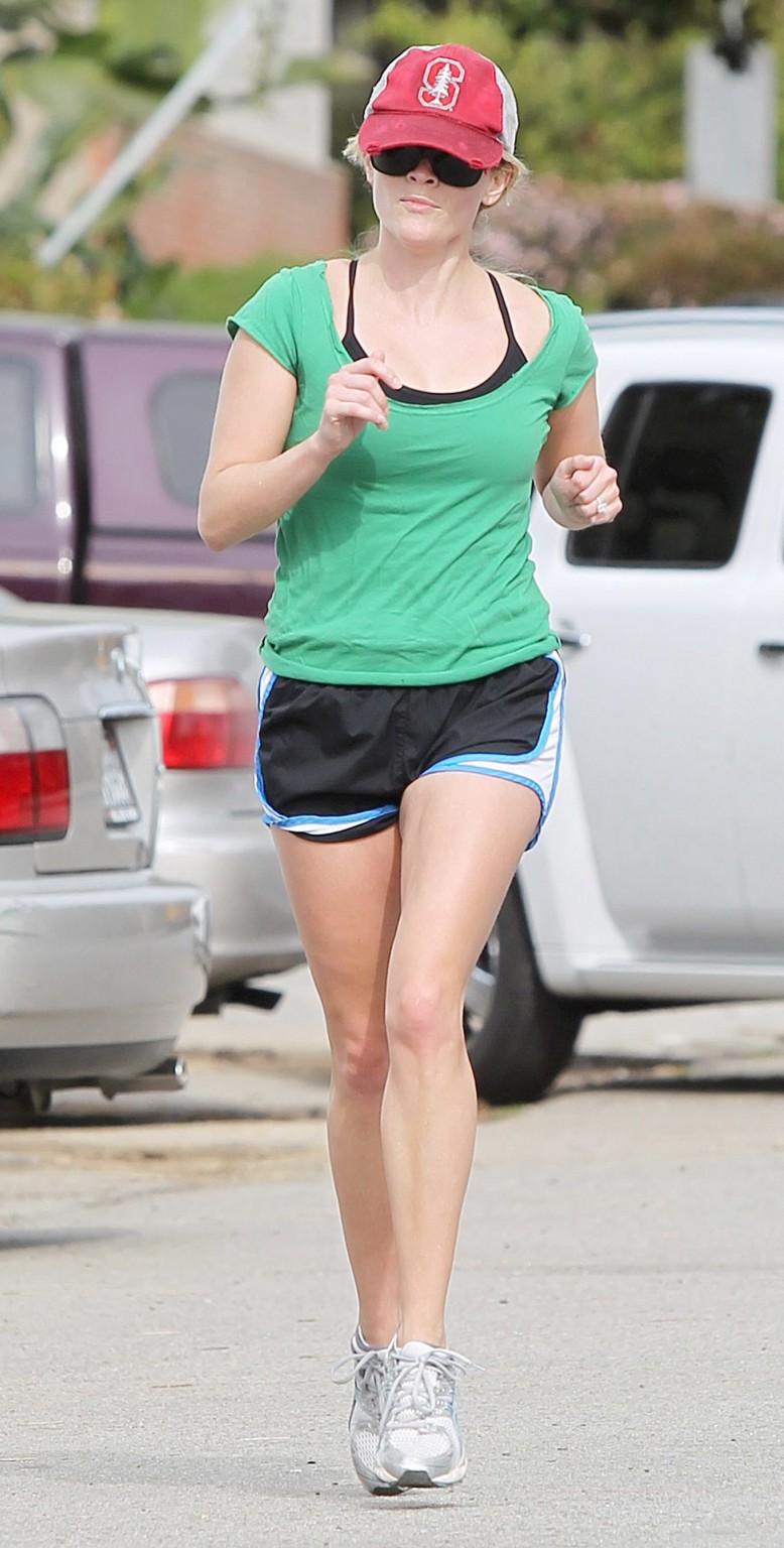 Reese Witherspoon langbeinig in Shorts beim Joggen in Brentwood
 #75312816