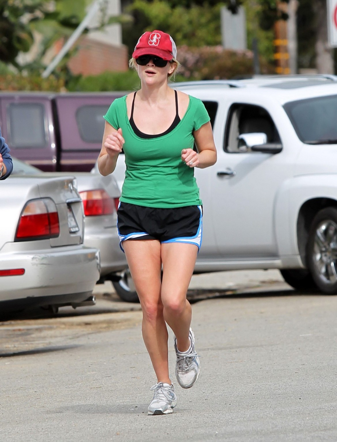 Reese Witherspoon langbeinig in Shorts beim Joggen in Brentwood
 #75312823