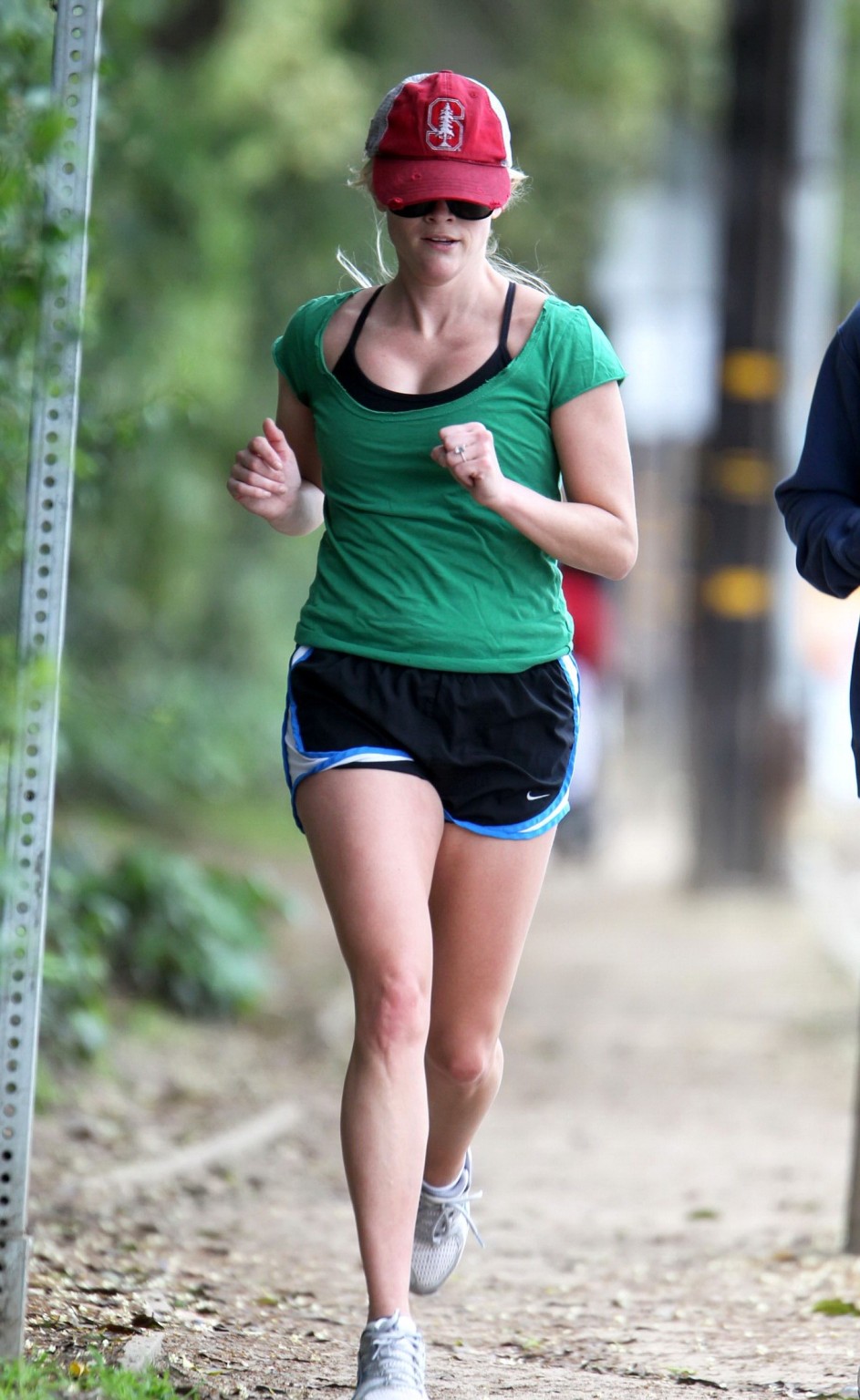 Reese Witherspoon langbeinig in Shorts beim Joggen in Brentwood
 #75312845