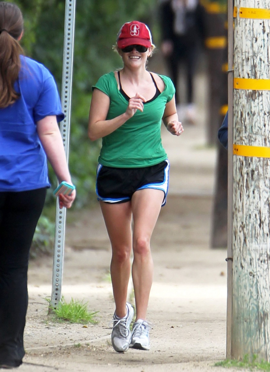 Reese Witherspoon langbeinig in Shorts beim Joggen in Brentwood
 #75312853