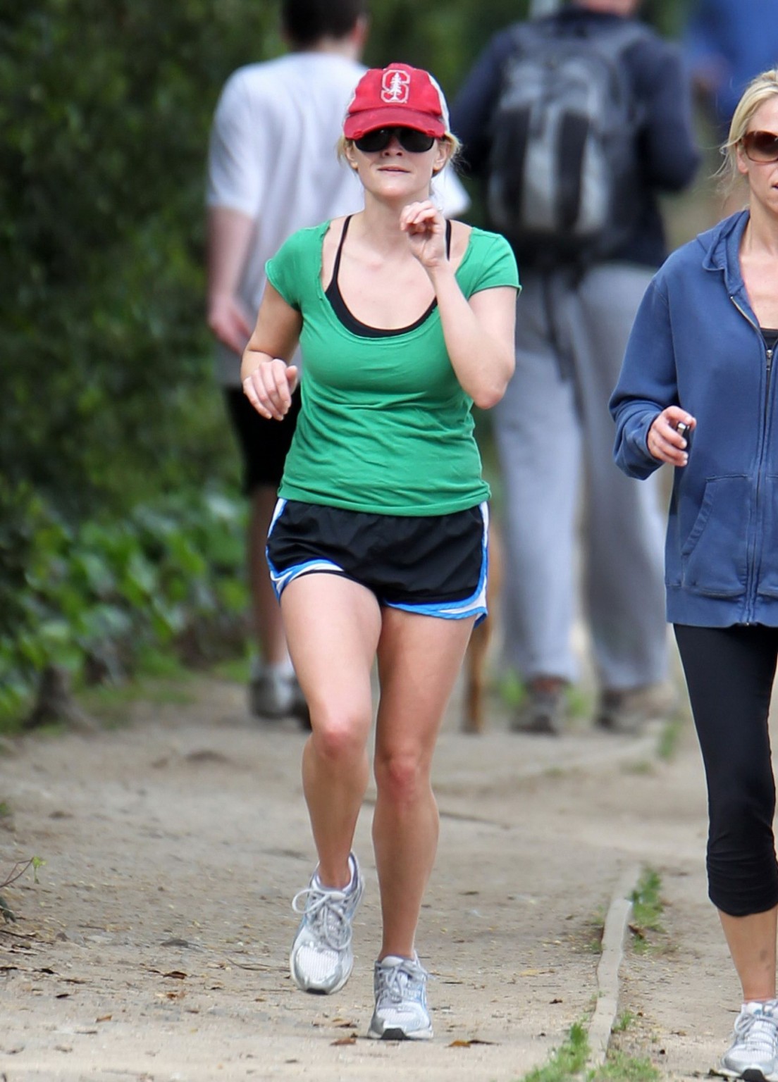 Reese Witherspoon langbeinig in Shorts beim Joggen in Brentwood
 #75312862