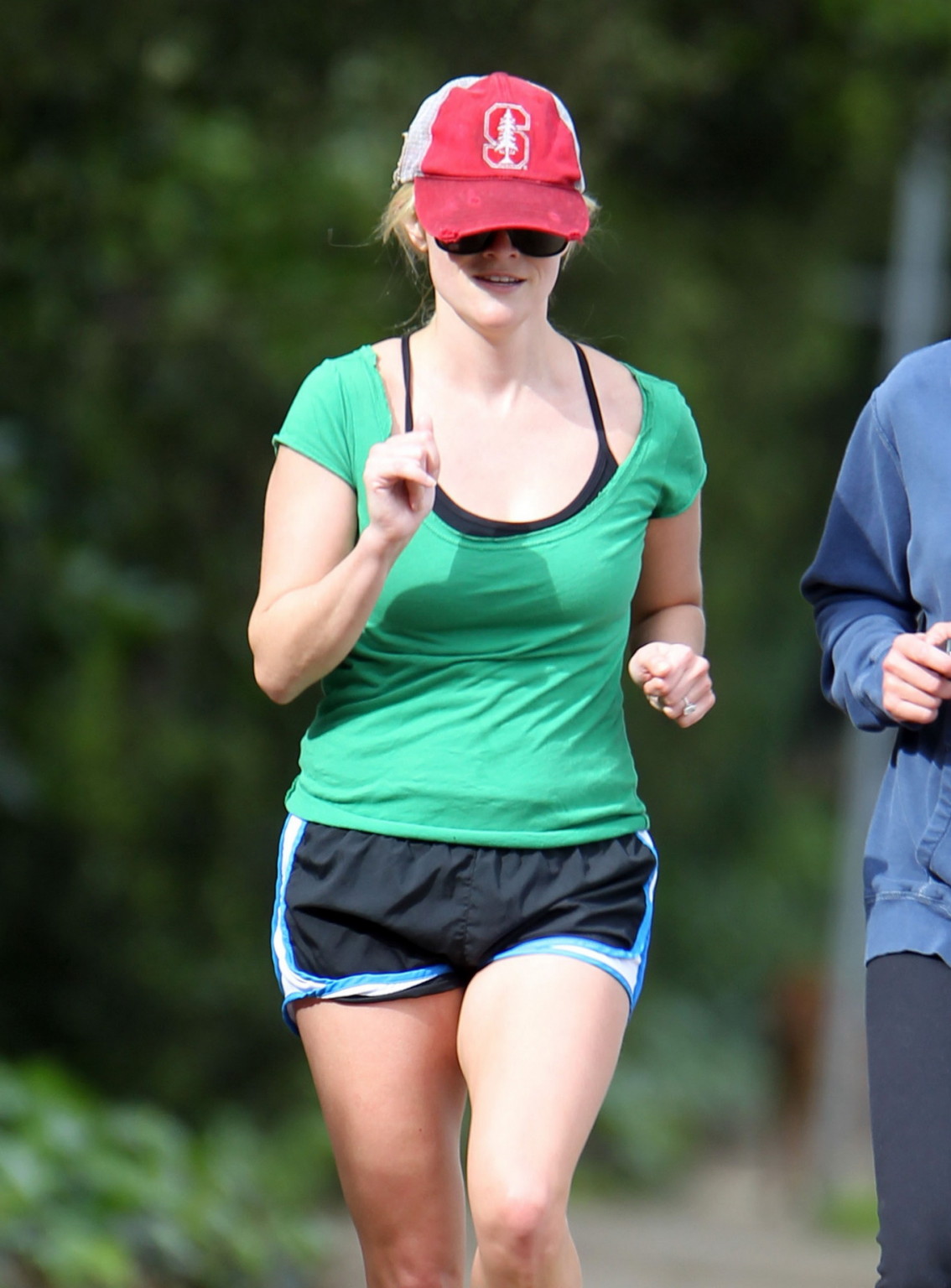 Reese Witherspoon langbeinig in Shorts beim Joggen in Brentwood
 #75312872