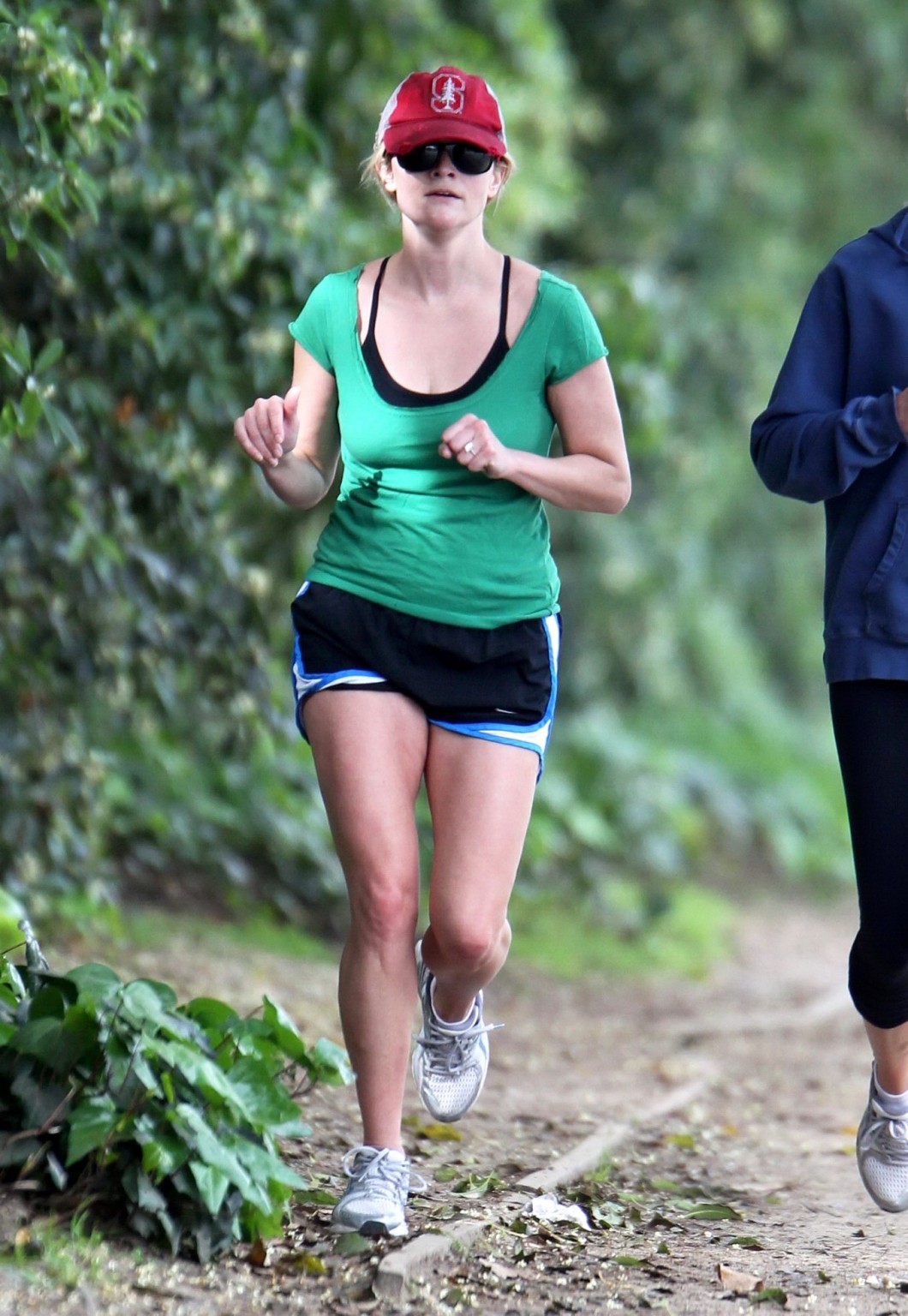 Reese Witherspoon langbeinig in Shorts beim Joggen in Brentwood
 #75312880