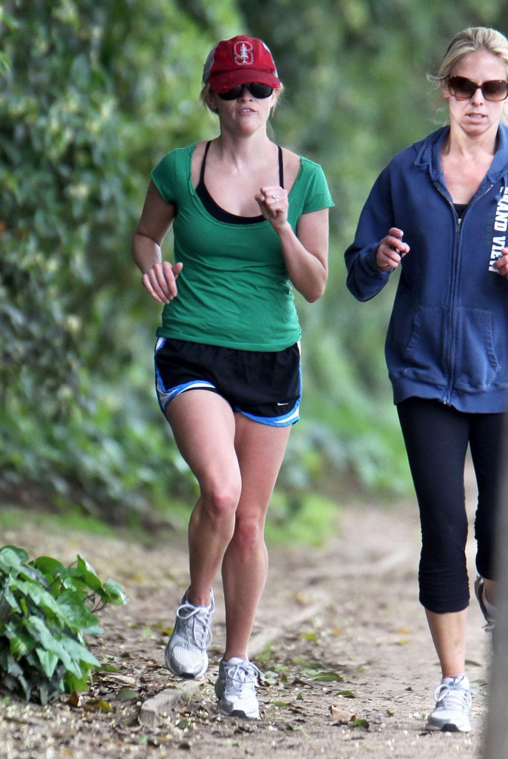 Reese Witherspoon langbeinig in Shorts beim Joggen in Brentwood
 #75312891