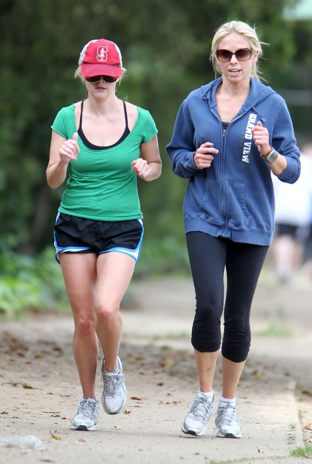 Reese Witherspoon langbeinig in Shorts beim Joggen in Brentwood
 #75312898