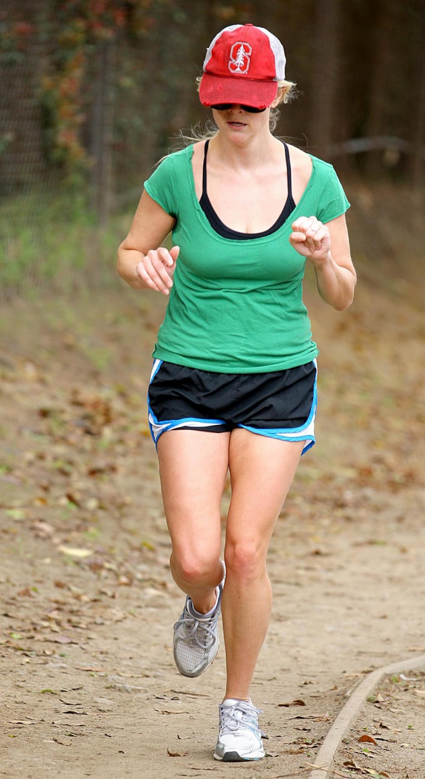 Reese Witherspoon en short pour un jogging à Brentwood.
 #75312905