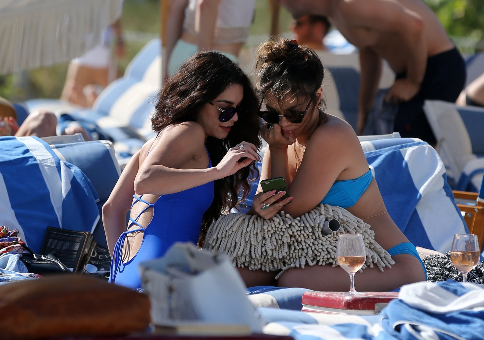 Vanessa hudgens zeigt perfekte Bikini-Arschritze
 #75143963