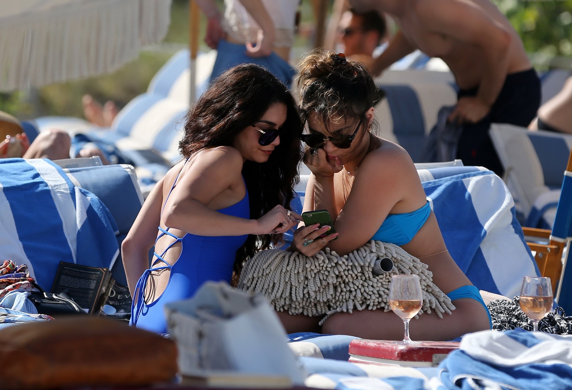 Vanessa hudgens zeigt perfekte Bikini-Arschritze
 #75144005