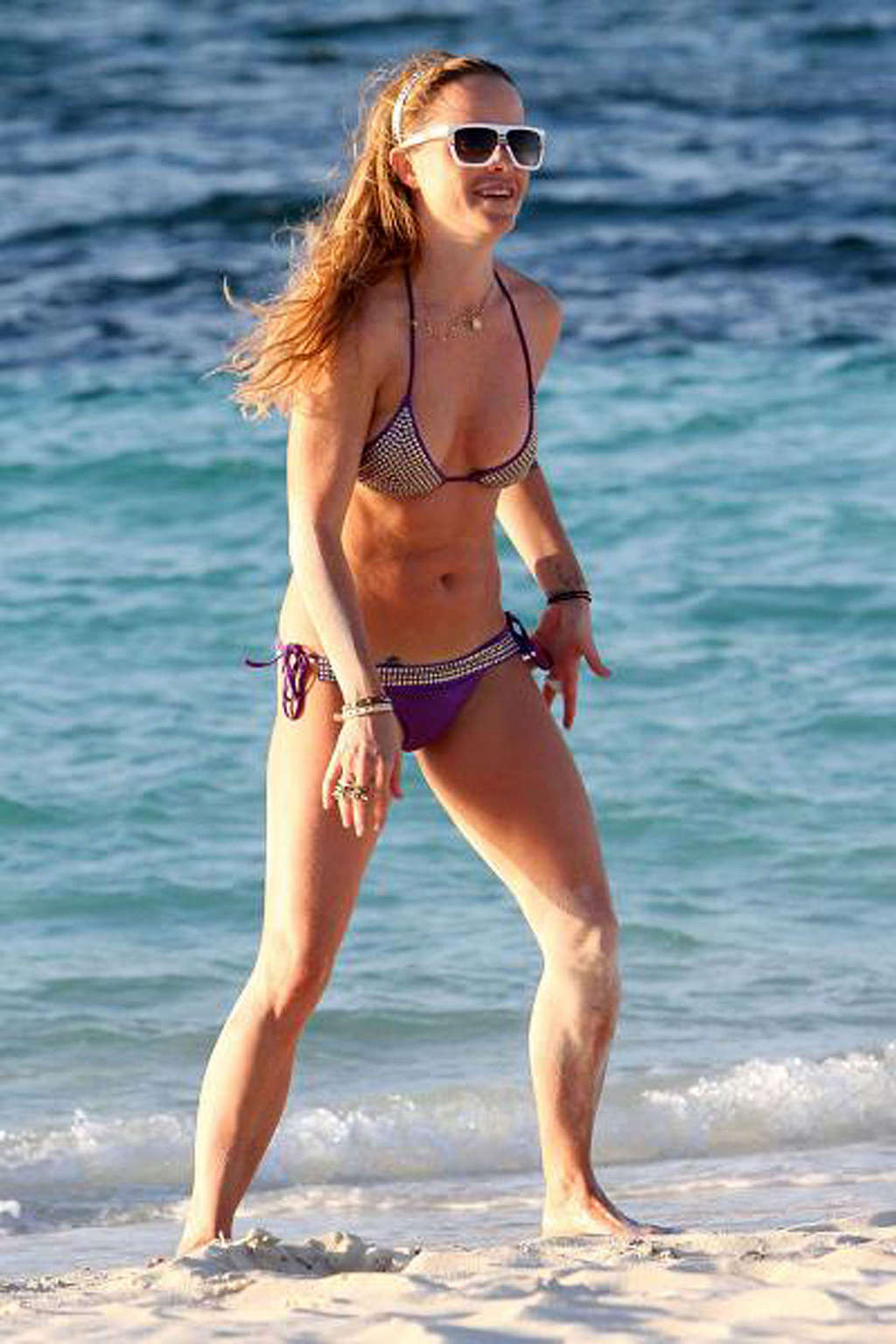 Taryn manning esponendo il suo corpo sexy e culo caldo in bikini sulla spiaggia
 #75349178