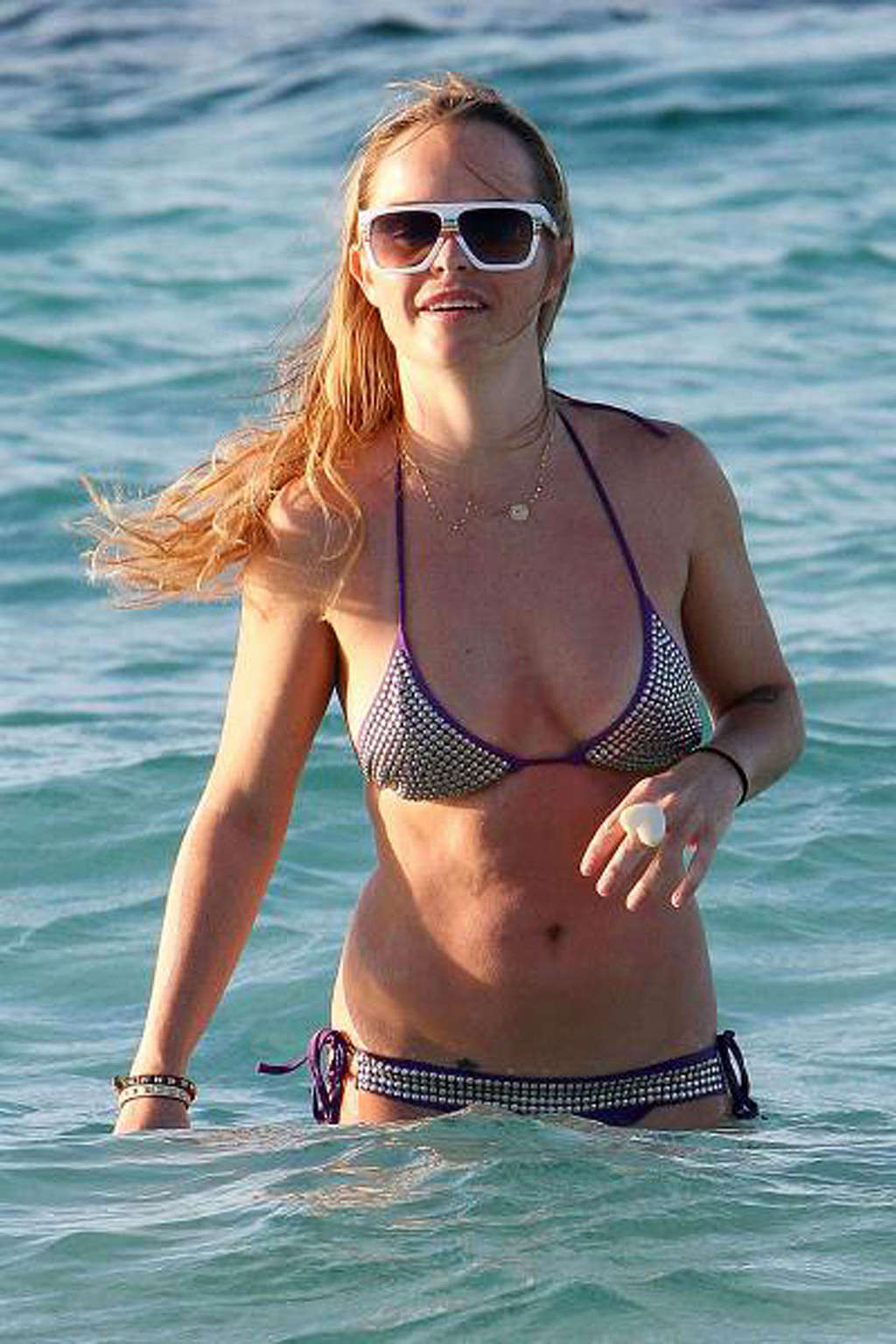 Taryn Manning entblößt ihren sexy Körper und heißen Arsch im Bikini am Strand
 #75349192