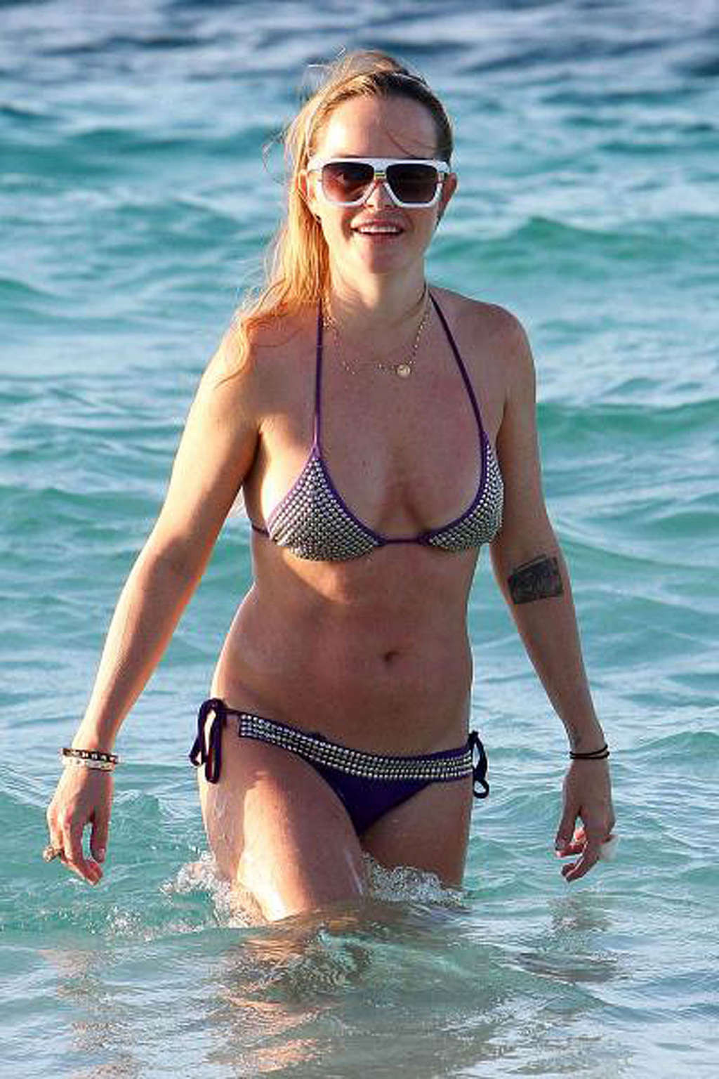 Taryn Manning entblößt ihren sexy Körper und heißen Arsch im Bikini am Strand
 #75349196
