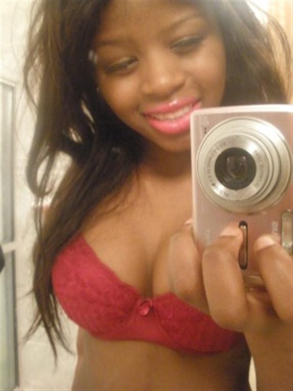 Jeune noire aux gros seins prenant des photos sexy d'elle-même.
 #67339154