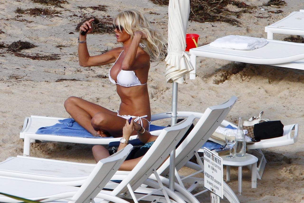 Victoria Silvstedt est sexy et montre son corps en bikini sur la plage.
 #75322842