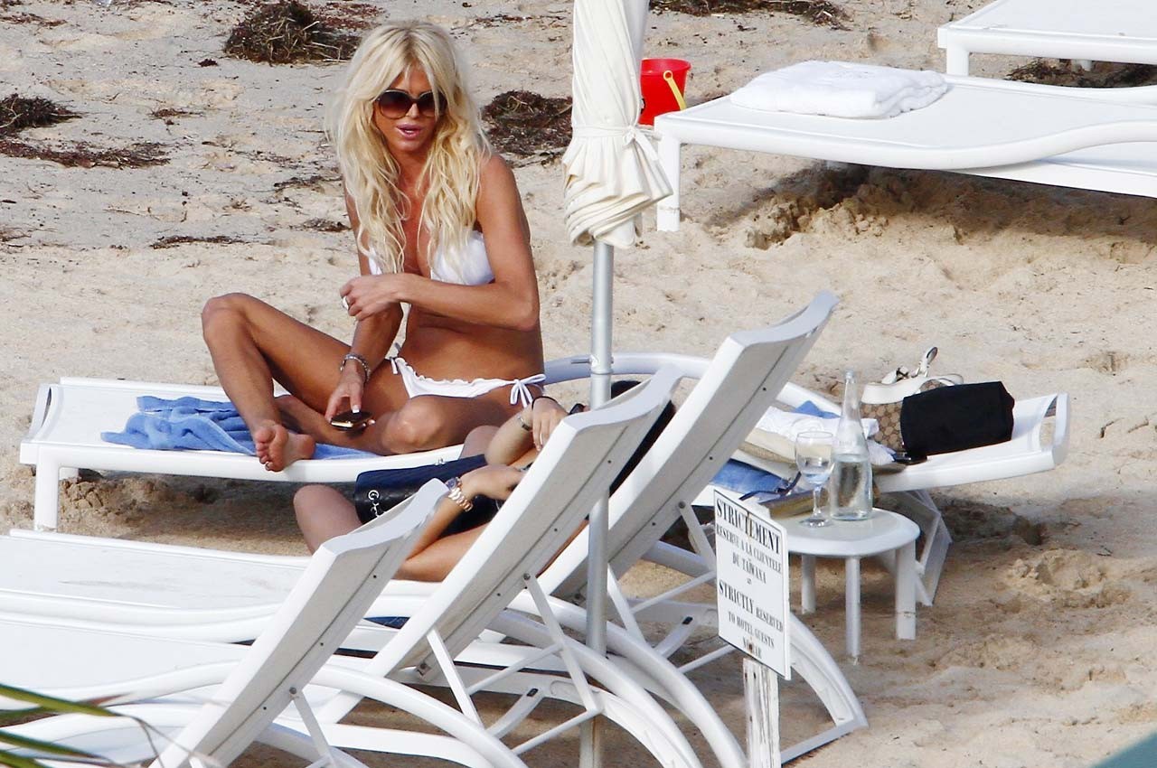 Victoria Silvstedt looking sexy and show great body in bikini on beach #75322848