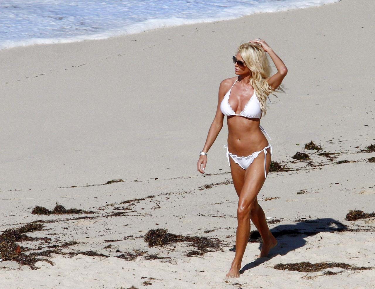 Victoria Silvstedt looking sexy and show great body in bikini on beach #75322850