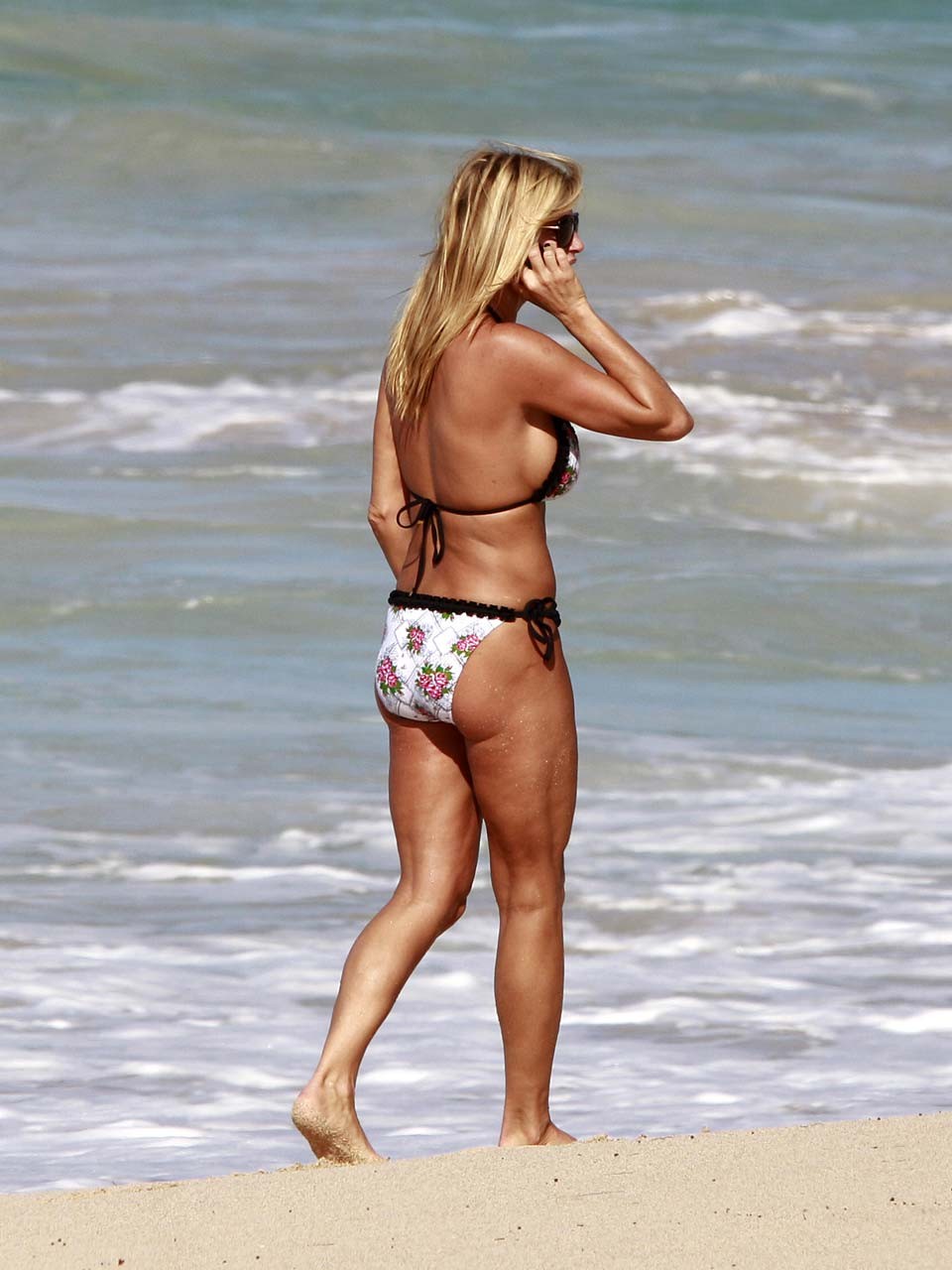 Victoria silvstedt guardare sexy e mostrare grande corpo in bikini sulla spiaggia
 #75322877