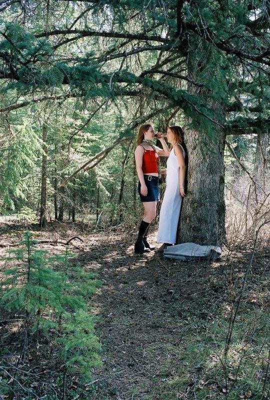 Lesbiche giovani che leccano forte la figa nel bosco
 #78182237